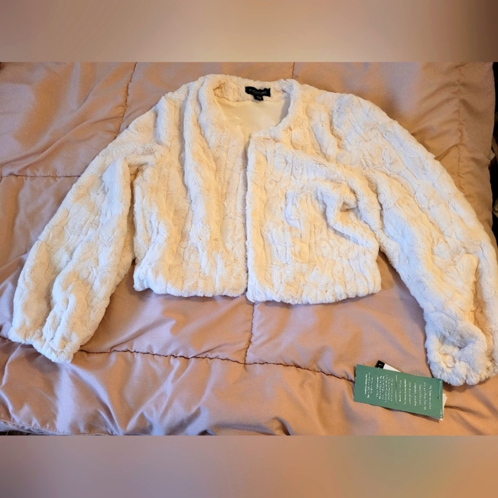 Perceptions NY Special Occasions Shaw in Ivory, size large.